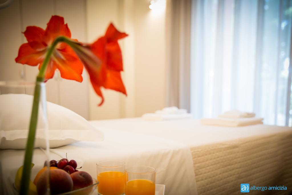 Hotel Amicizia Rimini Kültér fotó