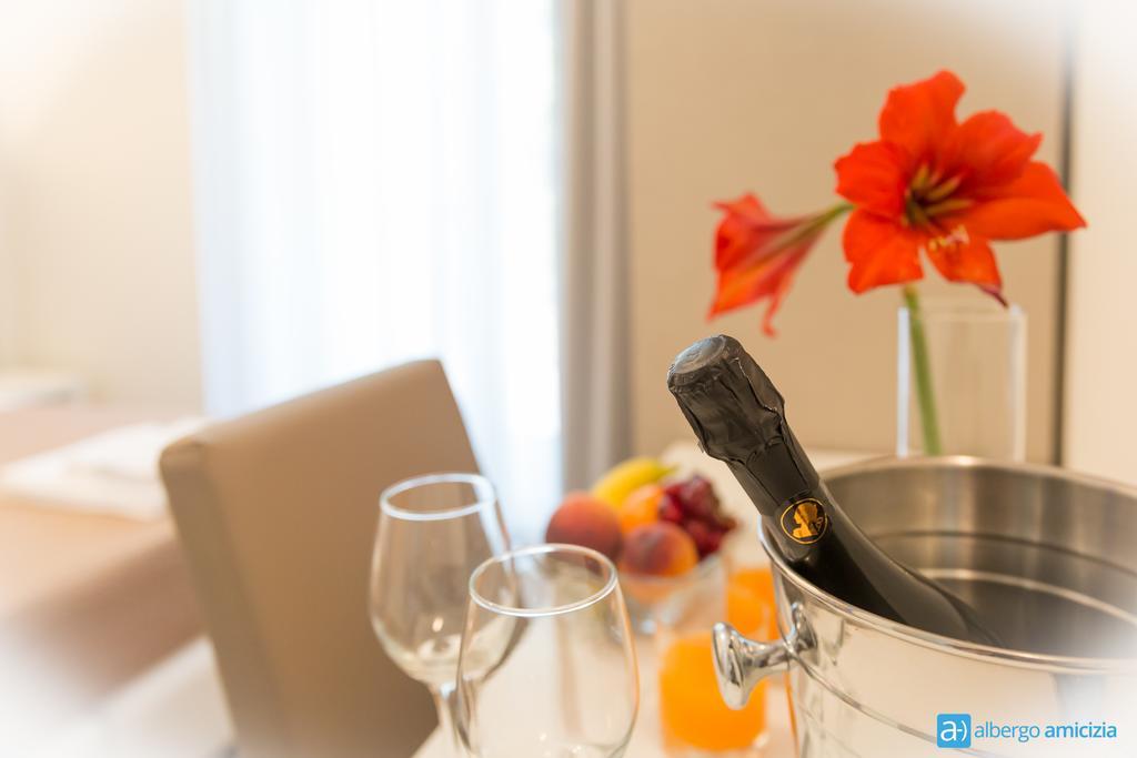 Hotel Amicizia Rimini Kültér fotó