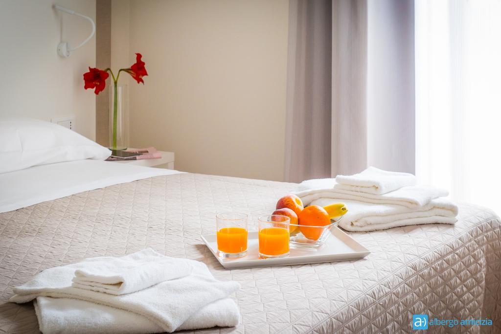 Hotel Amicizia Rimini Kültér fotó