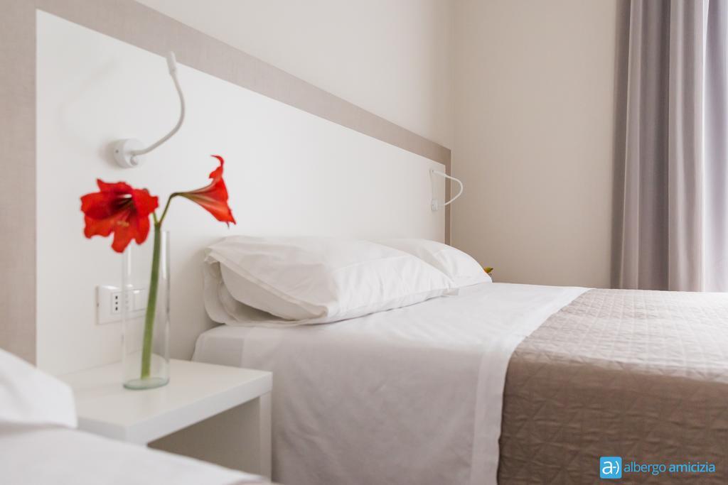 Hotel Amicizia Rimini Kültér fotó