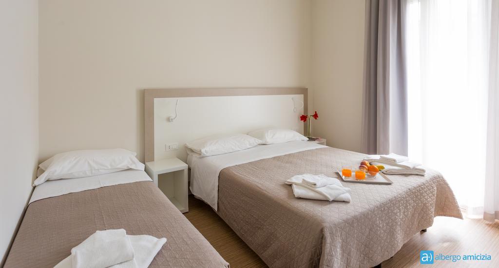 Hotel Amicizia Rimini Kültér fotó