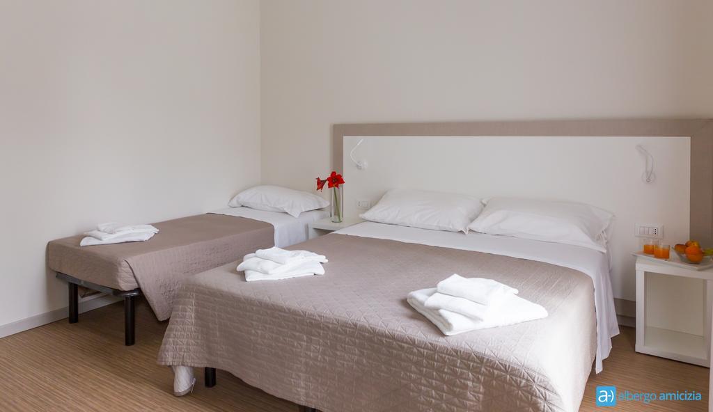 Hotel Amicizia Rimini Kültér fotó